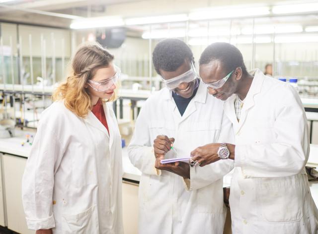 Chercheurs dans un laboratoire