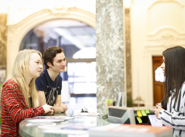 Etudiants qui se renseignent