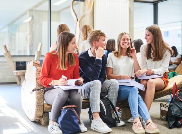 Etudiants à la bibliothèque