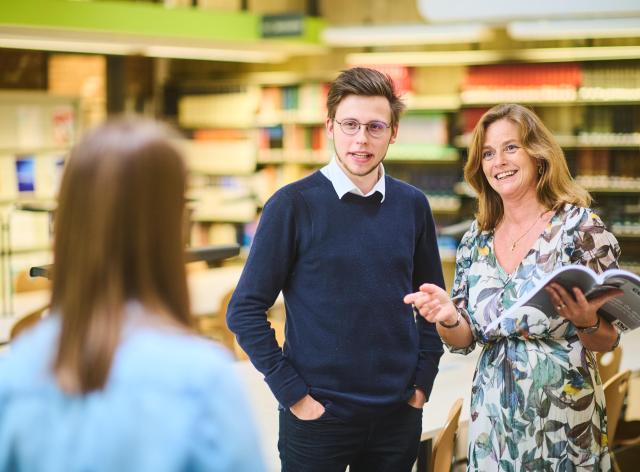 Etudiants et professeure à la bibliothèque