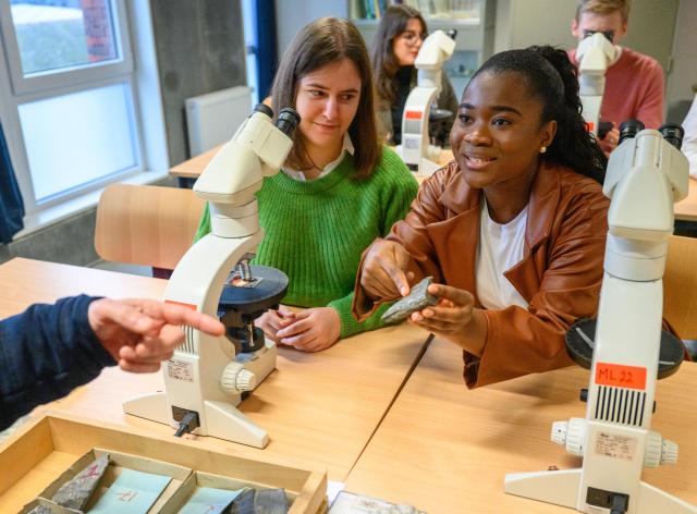 Etudiants et assistant géologie