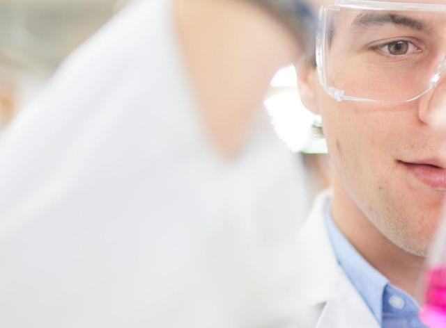 Chercheur dans un laboratoire