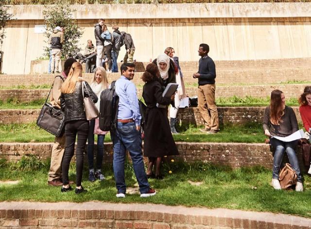 Des étudiants de diverses origines sur le Forum ND de la Paix