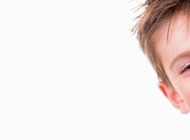 Une image d'un enfant faisant en signe en langue des signes