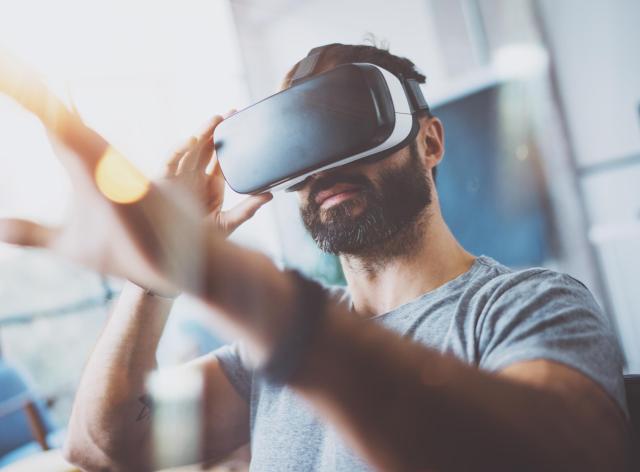 Un homme avec un casque de réalité virtuelle