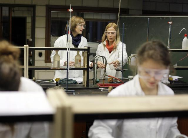 Des étudiants-chercheurs au laboratoire de chimie de l'UNamur