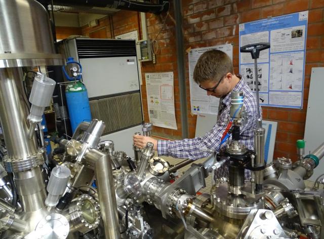 Un chercheur effectuant des réglages sur un équipement