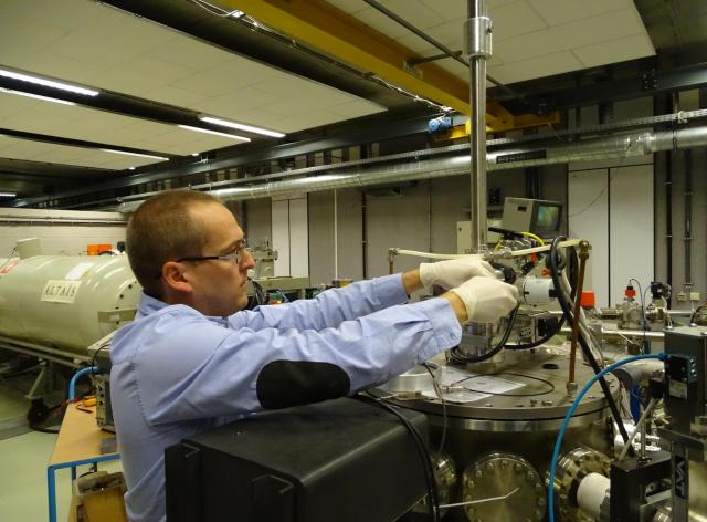 Un chercheur faisant des réglages sur une ligne de l'accélérateur ALTAIS de la plateforme SIAM