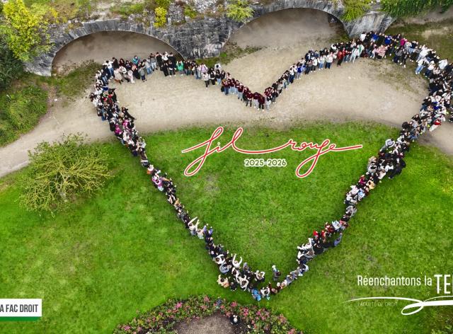 Etudiants et membres du personnel de la Faculté de droit de l'UNamur rassemblées à l'occasion du lancement du fil rouge 2025-2026