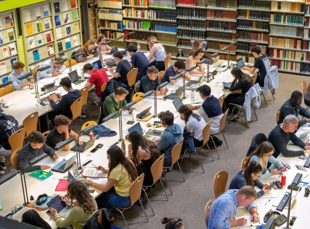 Salle de lecture de la bibliothèque de droit de l'UNamur