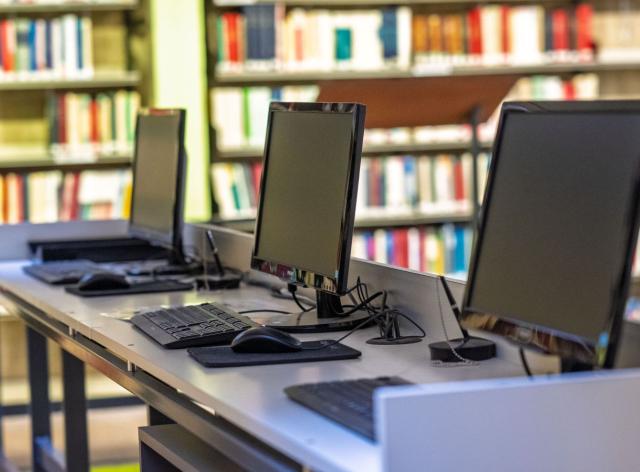 Ordinateurs disponibles à la bibliothèque de la faculté de droit de l'UNamur