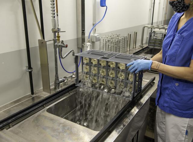 Un maître d'expérience au travail dans un laboratoire
