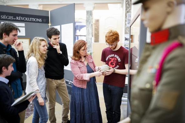 Etudiants de l'UNamur à une exposition