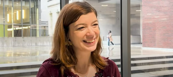 Femme qui explique ce qu'est le consortium Education Culturelle et Artistique