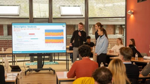 Etudiants en séminaire de gestion - Bachelier en droit avec passerelle en gestion