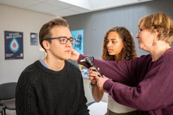 Un médecine qui examine un patient