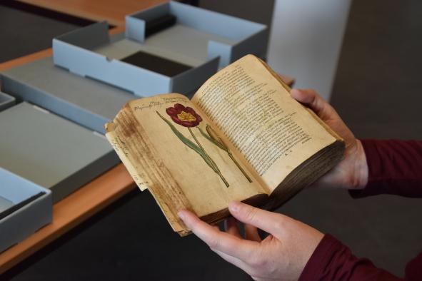  “Ces notes manuscrites permettent de suivre la circulation des livres et de comprendre comment ils ont été utilisés ou transmis.” 