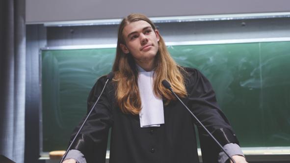Photo d'un étudiant plaidant lors d'un procès simulé organisé par la Faculté de droit de l'UNamur