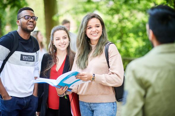 Etudiants à l'UNamur - parc Louise-Marie
