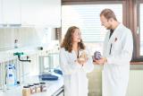 scientifique homme et femme