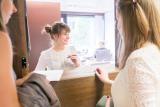 Etudiantes de l'UNamur qui se renseignent
