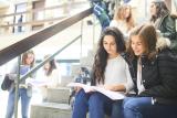 Etudiantes qui regardent un livre