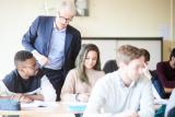 Professeur et étudiants de la Fac de droit