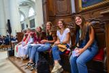 Etudiants à la messe