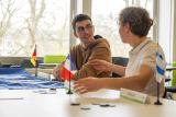 Etudiants en discussion - drapeau
