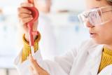 Chercheuse dans un laboratoire