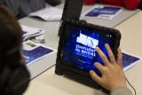 Jeune utilisant une tablette avec le logo su CDS