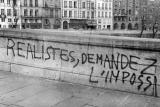 Graffiti "soyez réalistes, demandez l'impossible"