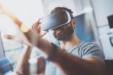 Un homme avec un casque de réalité virtuelle