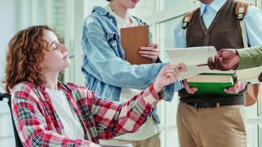 Des étudiants qui échangent des documents