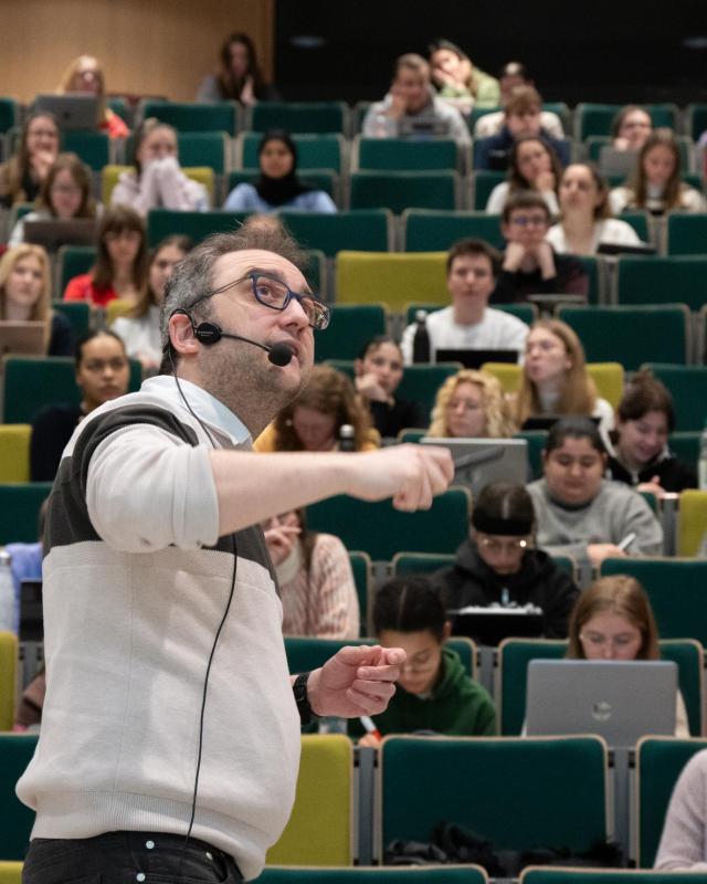 Un professeur de physique qui donne cours