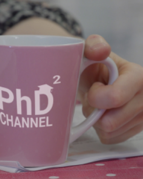 Personne tenant une tasse avec la mention PhD Channel