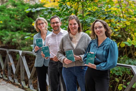 Photo de Elise Degrave, Florian Jacques, Julie Mont et Aline Nardi, autours de Chat-GPT est-il un hors la loi, projet Passerelle (Faculté de droit)