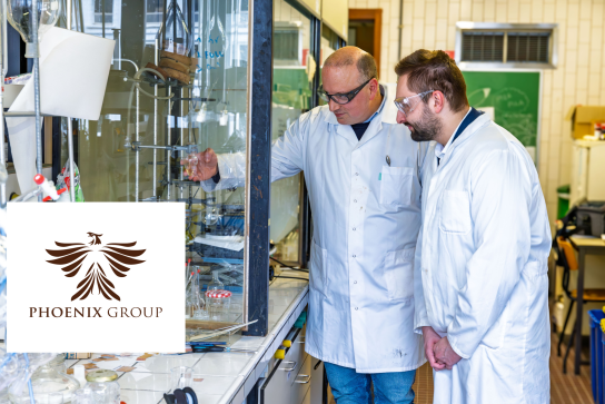 Steve lanners et Lionel-Marie Van Geesbergen au laboratoire - logo de Phoenix Capital