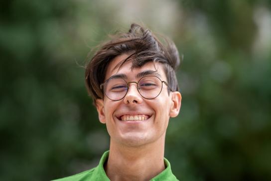 Photo d'un étudiant souriant