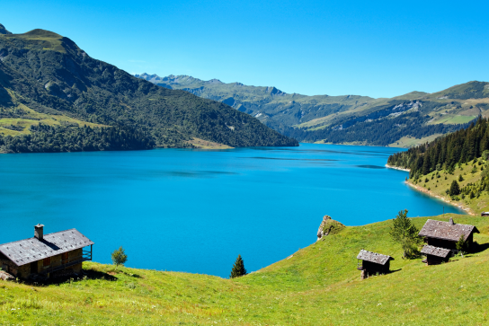 Chalets "isolés" au bord du lac de Roselend dans les Alpes en Savoie. 