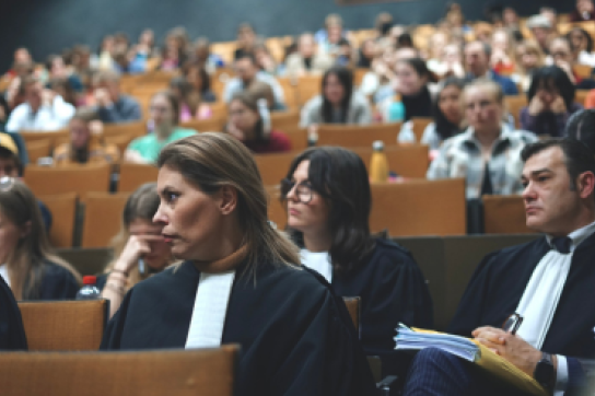 auditoire avec avocate en toge au premier rang