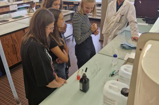 Etudiantes en chimie dans un labo