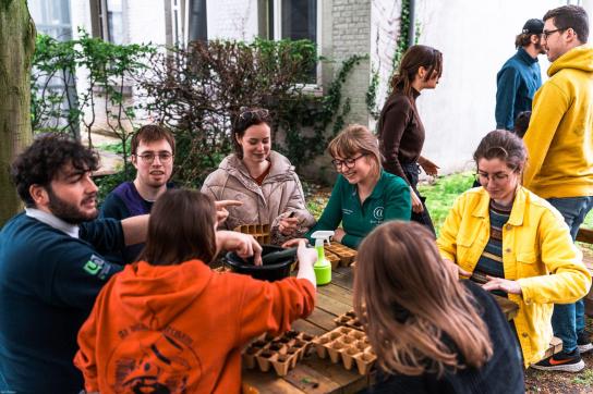 Photo de groupe du biokot et son activité semis