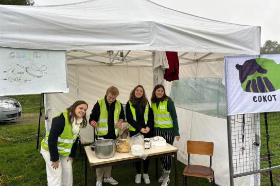 Les membres du Cokot en activité (vente de crèpes)