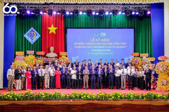 Photo de groupe lors la cérémonie anniversaire de l'université CTU