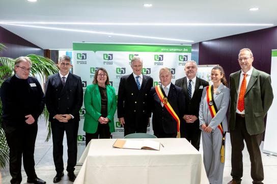 Le Vice-recteur formation Laurent Schumacher, le Directeur-Président de l'Henallux Benoit Dujardin, la Rectrice Annick Castiaux, Sa Majesté le Roi, le Gouverneur de la Province de Namur Denis Mathen, le Directeur de l'IMEP Guido Jardon, la Bourgmestre ff Charlotte Bazelaire et le Directeur de l'Henallux Alain Bultot