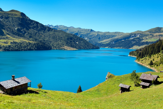 Chalets "isolés" au bord du lac de Roselend dans les Alpes en Savoie. 